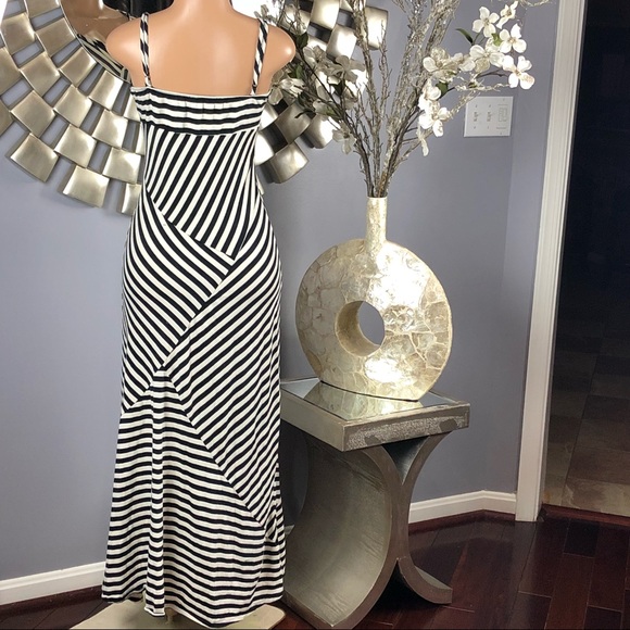 Black & White Geometric Line Summer Dress - Picture 4 of 7